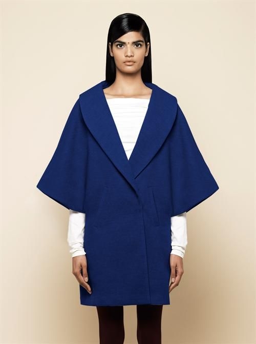 abrigo capa azul klein oversize monica cordera